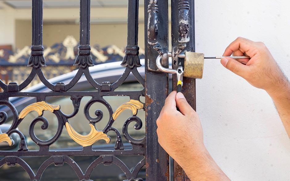 ouvrir une porte fermée à clé avec un trombone Lardy